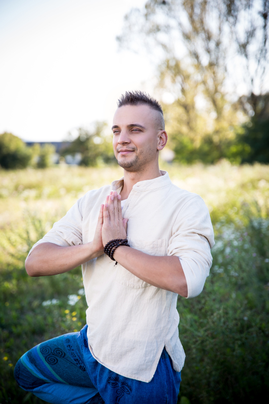 Békés természeti környezet jóga és masszázs gyakorláshoz